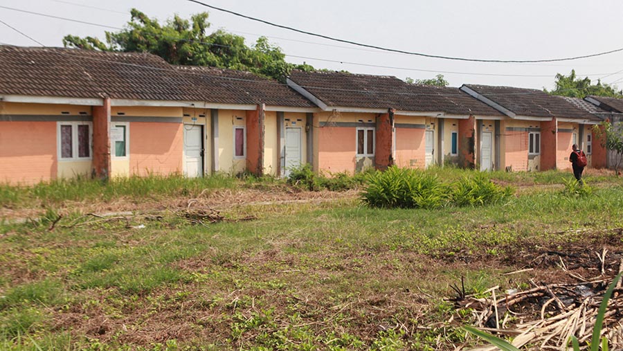 Suasana rumah yang tidak terawat di perumahan subsidi Villa Kencana Cikarang, Kab Bekasi, Rabu (5/6/2024). (Bloomberg Technoz/Andrean Kristianto)