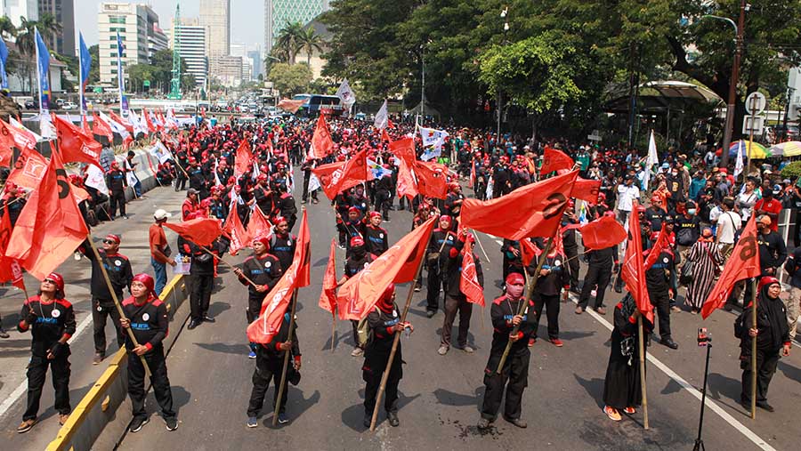 Sejumlah massa buruh melakukan demo menolak program Tapera di kawasan Patung Kuda, Jakarta, kamis (6/6/2024). (Bloomberg Technoz/Andrean Kristianto)