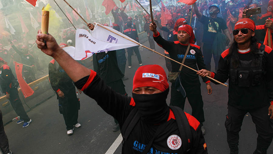 Ilustrasi demo buruh di Patung Kuda, Jakarta, kamis (6/6/2024). (Bloomberg Technoz/Andrean Kristianto)