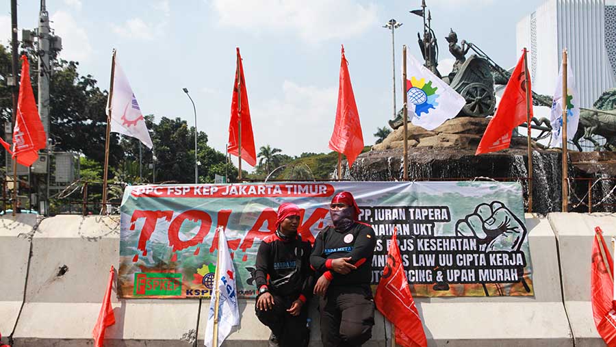 Sejumlah massa buruh melakukan demo menolak program Tapera di kawasan Patung Kuda, Jakarta, kamis (6/6/2024). (Bloomberg Technoz/Andrean Kristianto)