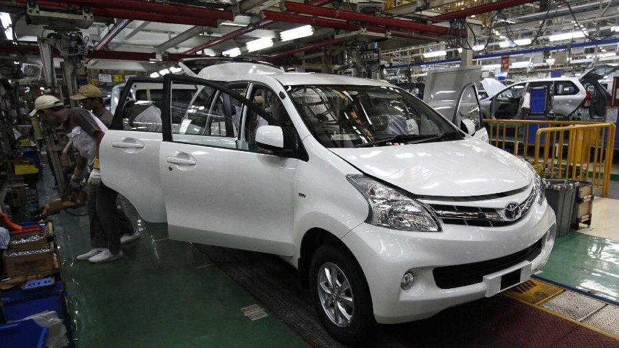 Pekerja melakukan sentuhan akhir pada Toyota Avanza di area finishing pabrik perakitan PT Astra Daihatsu Motor./Bloomberg-Dadang Tri