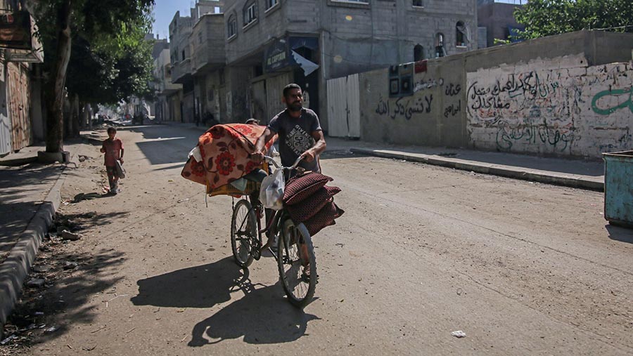 Usai serangan militer Israel ratusan warga Palestina di kamp pengungsi Bureij meninggalkan tempat tinggalnya. (Ahmad Salem/Bloomberg)