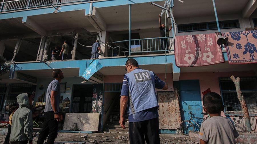 Warga Palestina dan pejabat PBB memeriksa kerusakan usai serangan Israel di sekolah UNRWA di Gaza tengah, Kamis (6/6/2024). (Ahmad Salem/Bloomberg)