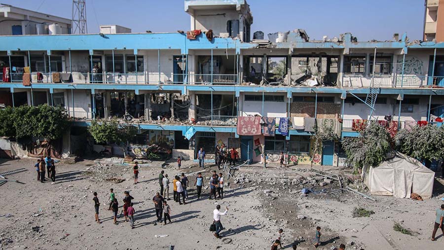 Warga Palestina melihat kerusakan sekolah yang dioperasikan oleh PBB usai serangan Israel di Gaza tengah, Kamis (6/6/2024). (Ahmad Salem/Bloomberg)