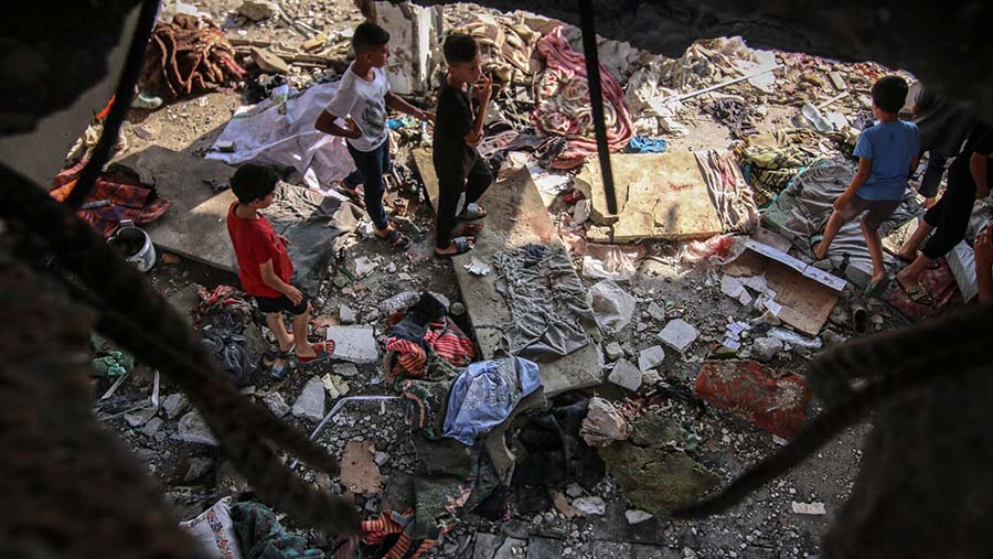 Warga Palestina melihat kerusakan sekolah yang dioperasikan oleh UNRWA usai serangan Israel di Gaza tengah, Kamis (6/6/2024). (Ahmad Salem/Bloomberg)