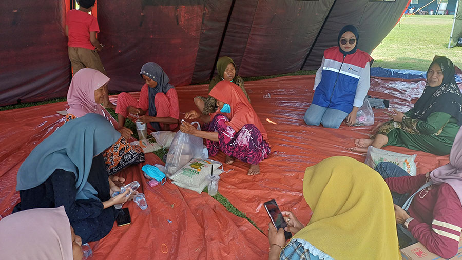 Tim Terminal BBM Tuban bersama lembaga dan instansi terkait tengah siaga mendampingi dan mendata para pengungsi. (Dok. Pertamina)
