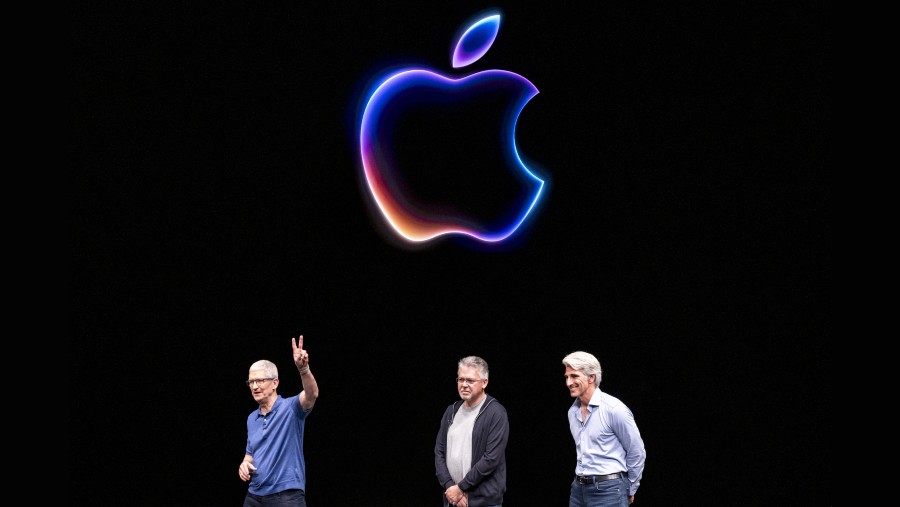 Tim Cook, CEO dan jajaran eksekutif Apple Inc lain. (Dok: Bloomberg)	
