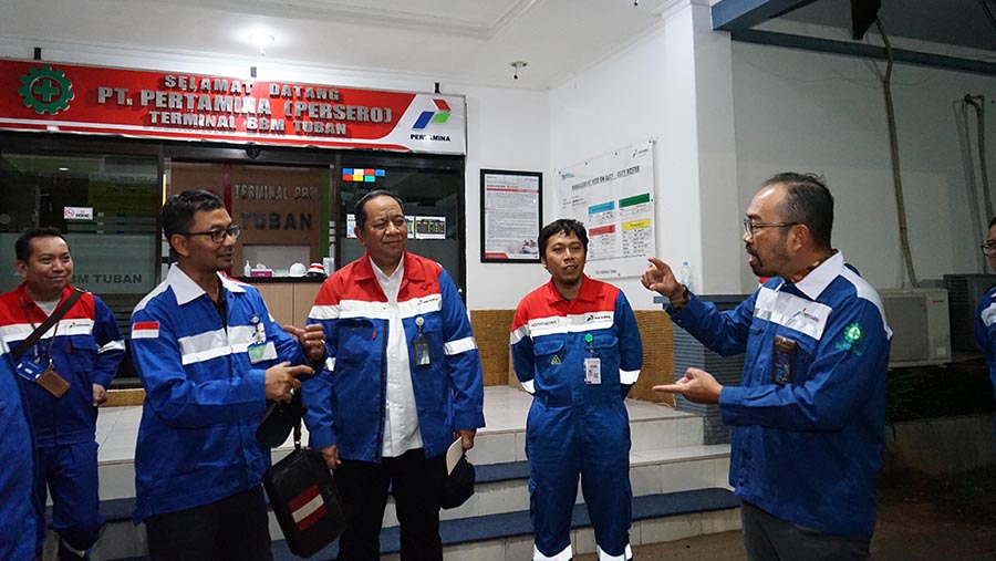 Dirut PT Pertamina Patra Niaga, Riva Siahaan mengecek Terminal BBM Tuban paska kebocoran BBM jenis Pertamax. (Dok. Pertamina)