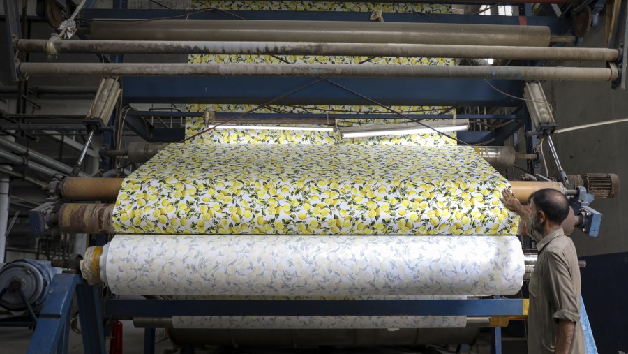 Ilustrasi pabrik tekstil./Bloomberg-Asad Zaidi