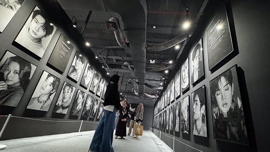 Pameran ini menampilkan lebih dari 500 panel besar yang menampilkan foto-foto para personil grup K-Pop. (Bloomberg Technoz/Andrean Kristianto)
