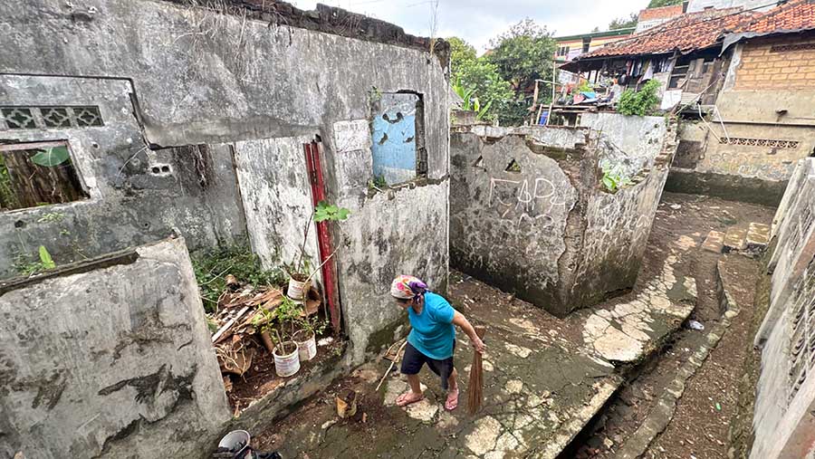 Pemukiman yang rumahnya rusak akibat sering terendam banjir di kawasan Cililitan, Jakarta, Rabu (12/6/2024). (Bloomberg Technoz/Andrean Kristianto)