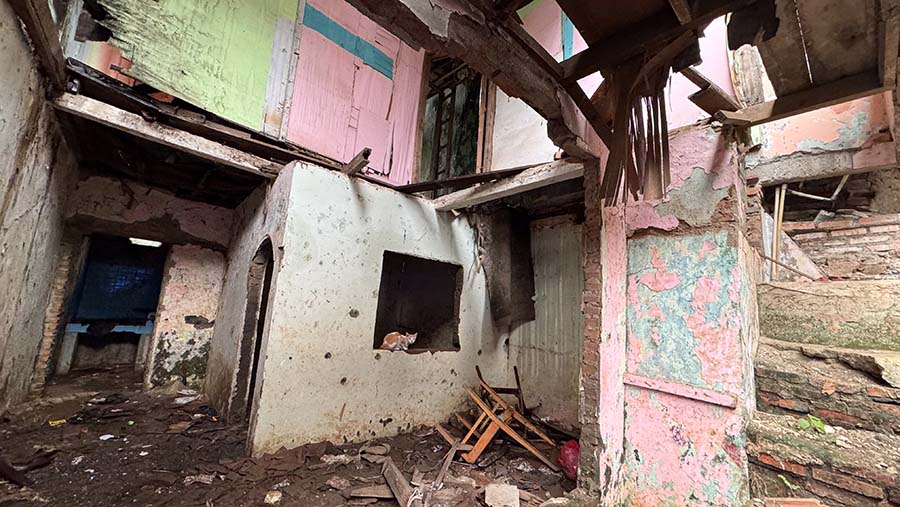 Sejak tahun 2014, satu per satu warganya mulai meninggalkan rumah masing-masing akibat seringnya banjir. (Bloomberg Technoz/Andrean Kristianto)