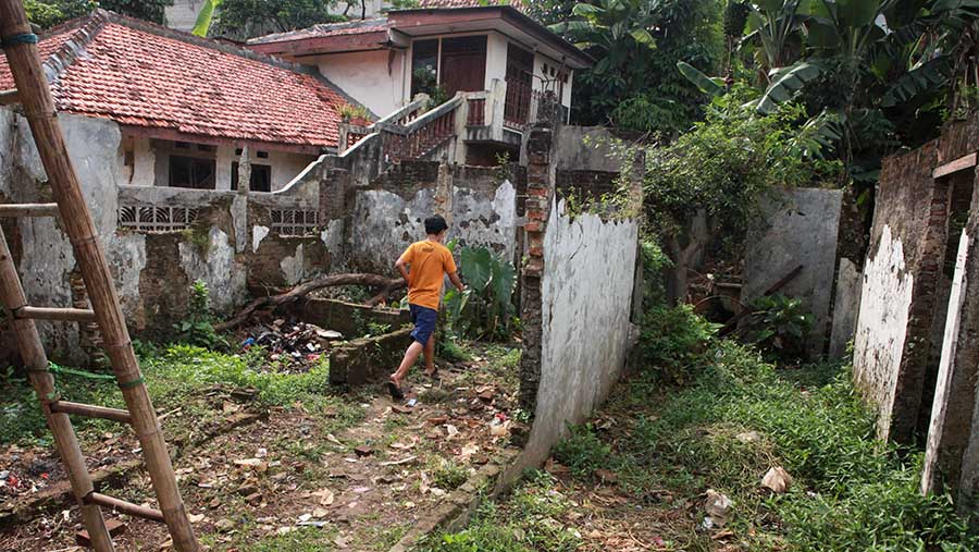 Pemukiman yang rumahnya rusak akibat sering terendam banjir di kawasan Cililitan, Jakarta, Rabu (12/6/2024). (Bloomberg Technoz/Andrean Kristianto)