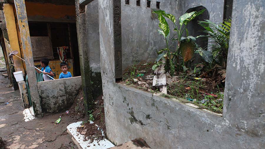 Sebagian besar yang masih bertahan tinggal menempati lantai 2 untuk menghindari banjir. (Bloomberg Technoz/Andrean Kristianto)