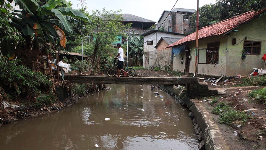 Rumah-rumah yang rusak tersebut berada di bantaran aliran kali Ciliwung. (Bloomberg Technoz/Andrean Kristianto)