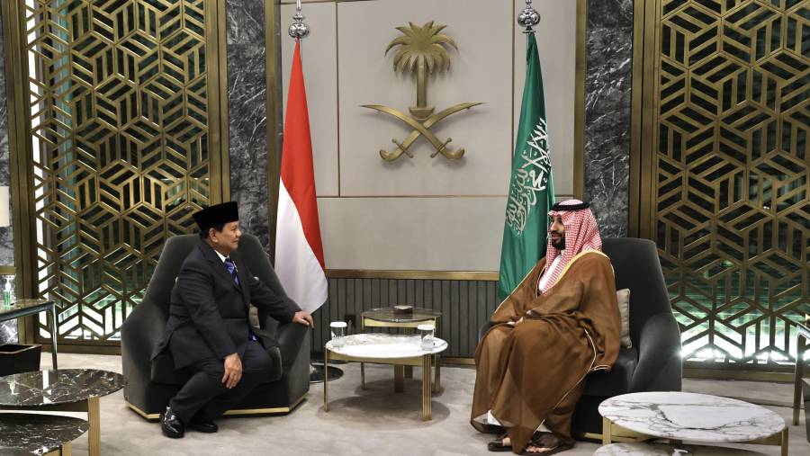 Prabowo Subianto bertemu dengan Putra Mahkota Arab Saudi Muhammad bin Salman (MBS) di Jeddah, Arab Saudi. (Dok: Kemhan RI)