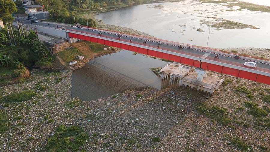 Menumpuknya sampah di aliran Sungai Citarum ini sudah berlangsung hampir 1 bulan. (Bloomberg Technoz/Andrean Kristianto)