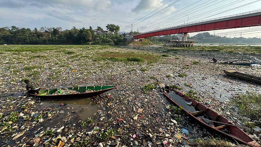 Lautan sampah membentang sepanjang 3 kilometer di aliran Sungai Citarum tepat di Jembatan Callender Hamilton. (Bloomberg Technoz/Andrean Kristianto)