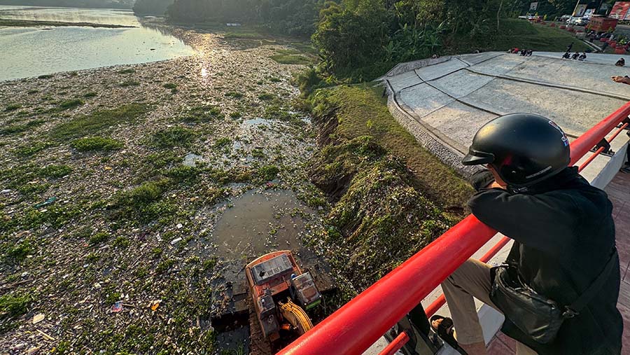 Diduga sampah-sampah ini berasal dari Kota Bandung, Cimahi, Kabupaten Bandung, dan Kabupaten Bandung Barat. (Bloomberg Technoz/Andrean Kristianto)