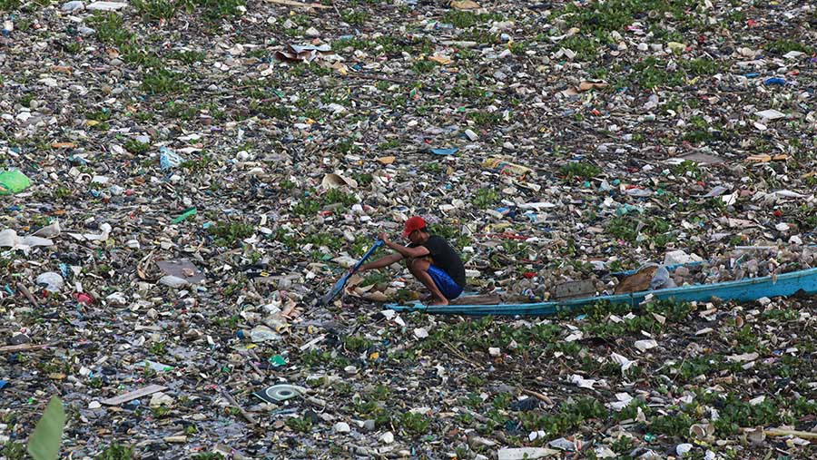 Nyatanya, pencemaran sungai khususnya oleh sampah, masih terjadi di DAS Sungai Citarum. (Bloomberg Technoz/Andrean Kristianto)