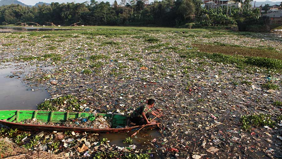 Proses pengerukan sampah diperkirakan memakan waktu 5 sampai 7 hari. (Bloomberg Technoz/Andrean Kristianto)