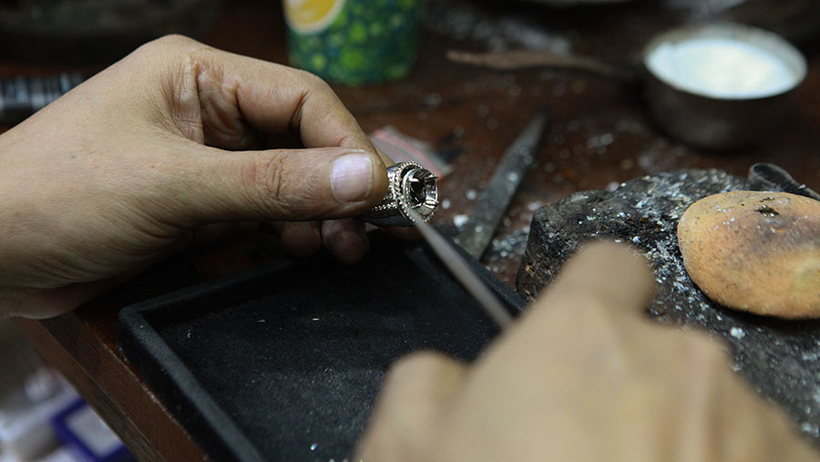 Beberapa kios, di Metro Pasar Baru menawarkan jasa pembuatan dan reparasi perhiasan. (Bloomberg Technoz/Andrean Kristianto)