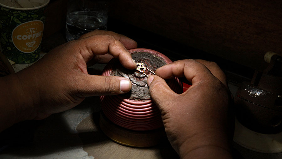 Seorang perajin perhiasan membuat cincin di Metro Pasar Baru, Jakarta Pusat, Jumat (14/62024). (Bloomberg Technoz/Andrean Kristianto)