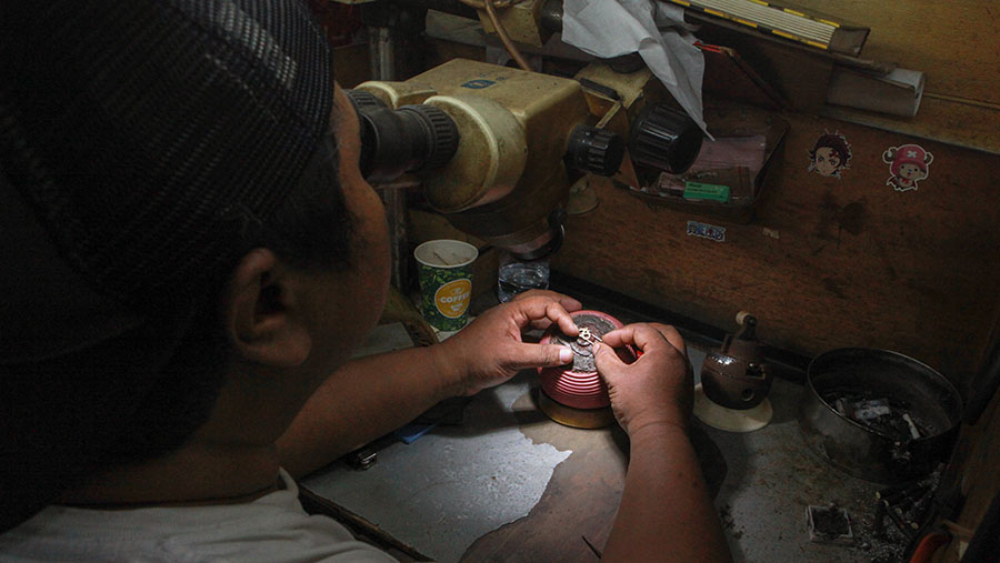 Para perajin di sini dikenal mahir membuat cincin untuk pernikahan maupun kebutuhan pribadi. (Bloomberg Technoz/Andrean Kristianto)