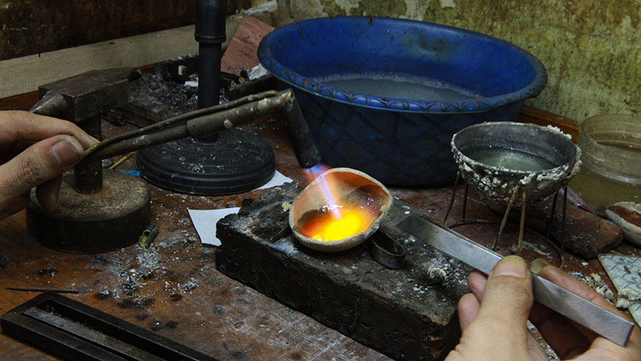 Selain pembuatan, reparasi perhiasan banyak diminati pengunjung untuk menjaga perhiasian mereka. (Bloomberg Technoz/Andrean Kristianto)