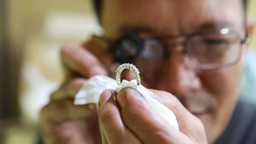 Seorang perajin perhiasan membuat cincin di Metro Pasar Baru, Jakarta Pusat, Jumat (14/62024). (Bloomberg Technoz/Andrean Kristianto)