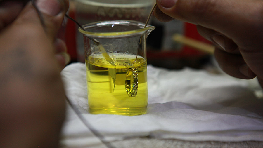 Salah satu yang dikerjakan oleh perajin yaitu melakukan pengekroman perhiasan. (Bloomberg Technoz/Andrean Kristianto)