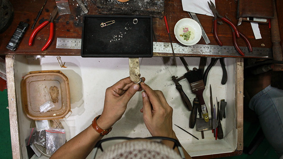 Untuk harga pembuatan cincin sekitar Rp 1 hingga 2 juta, namun belum termasuk emas dan berlian. (Bloomberg Technoz/Andrean Kristianto)