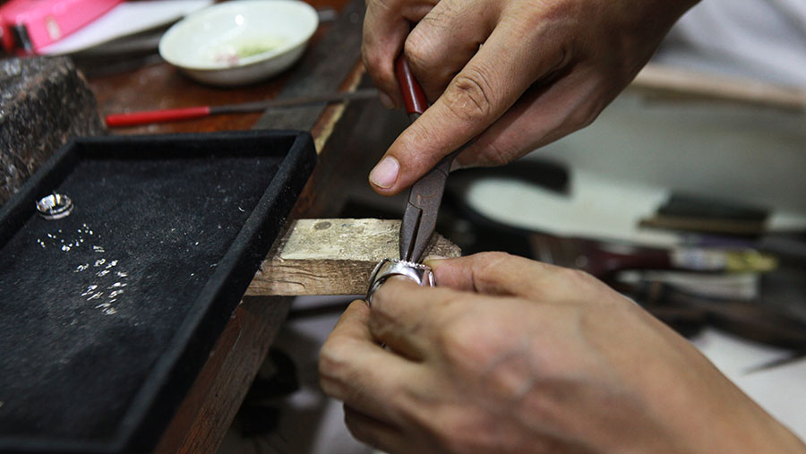 Untuk pengerjaan, para perajin membutuhkan waktu tiga hingga satu minggu. (Bloomberg Technoz/Andrean Kristianto)