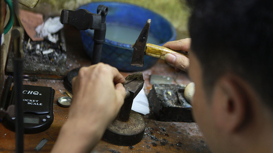 Alat-alat yang digunakan oleh para perajin masih terbilang tradisional. (Bloomberg Technoz/Andrean Kristianto)