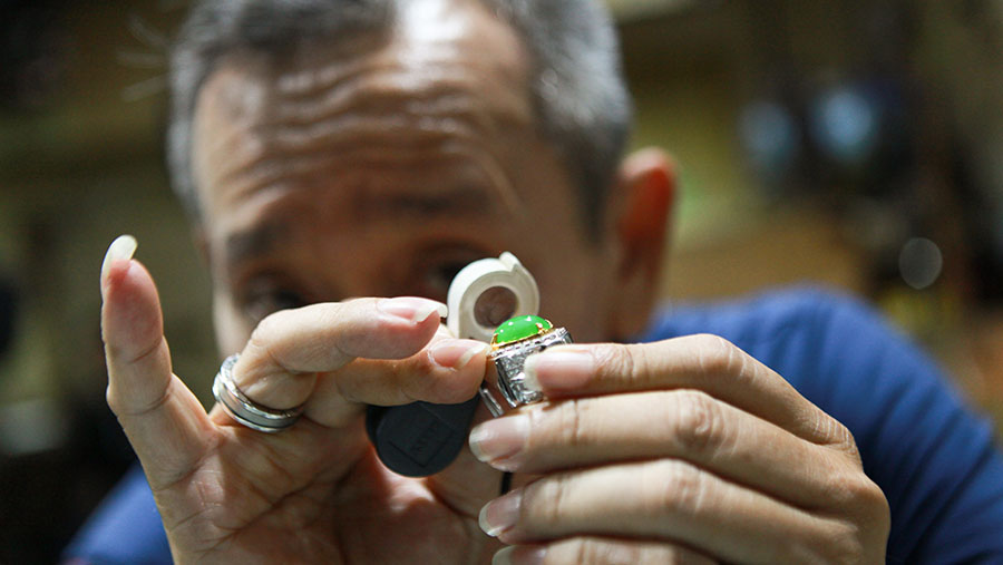 Cincin yang telah selesai dibuat lalu dilakukan pengecekan agar menjaga kualitas. (Bloomberg Technoz/Andrean Kristianto)