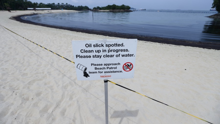 Pantai Sentosan jadi hitam karena oli. (Sumber: Bloomberg)