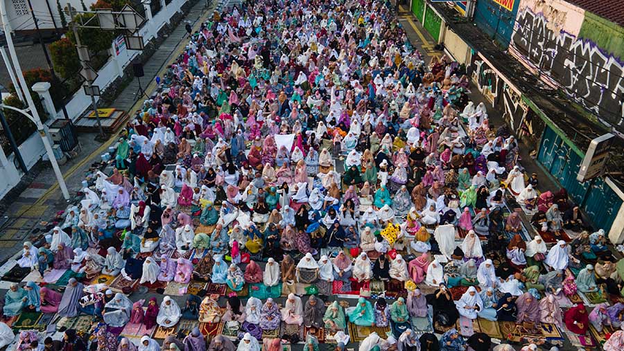 Umat Islam melaksanakan salat Idul Adha 1445 H di Jatinegara, Jakarta Timur, Senin (17/6/2024). (Bloomberg Technoz/Andrean Kristianto)
