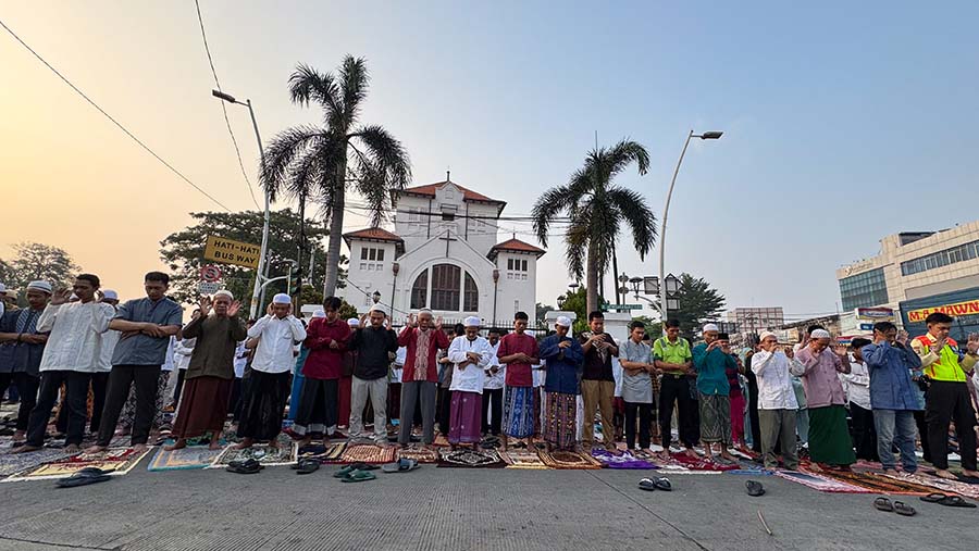 Ibadah salat dan khutbah Iduladha 1445 Hijriyah berlangsung khusyuk. (Bloomberg Technoz/Andrean Kristianto)