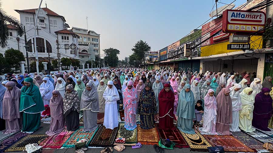 Tepat pukul 07.00 WIB, umat Islam di sekitar Jatinegara mulai menunaikan ibadah Salat Iduladha.. (Bloomberg Technoz/Andrean Kristianto)