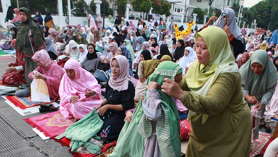 Umat Islam bersiap melaksanakan salat Iduladha 1445 H di Jatinegara, Jakarta, Senin (17/6/2024). (Bloomberg Technoz/Andrean Kristianto)