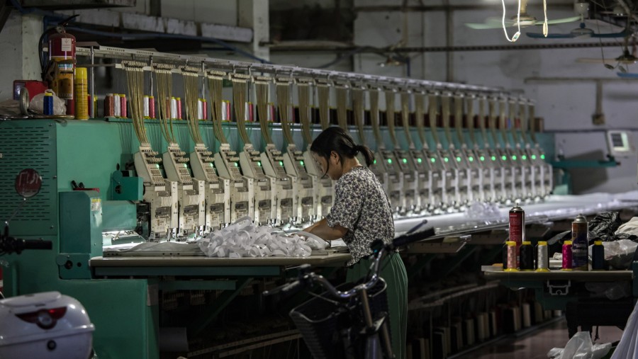 Pekerja di pabrik tekstil./Bloomberg-Qilai Shen