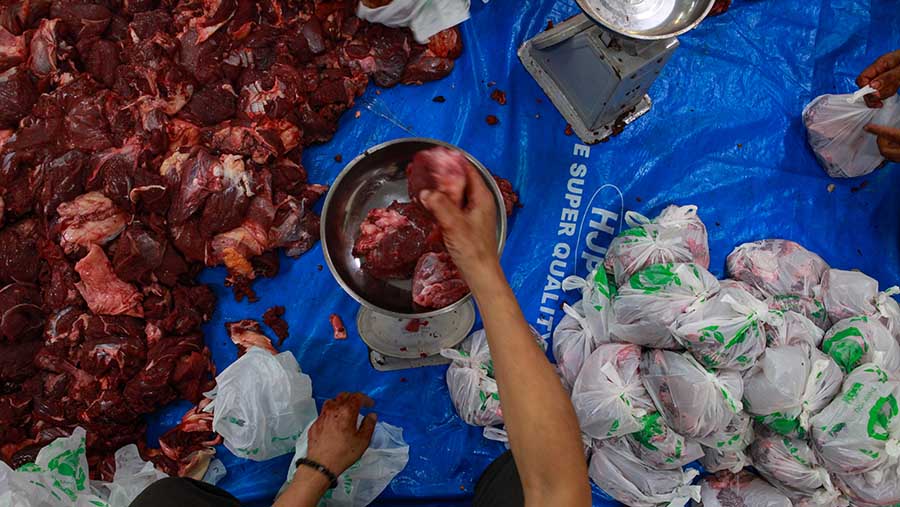 Petugas mempersiapkan daging kurban yang akan dibagikan di Masjid Cut Meutia, Jakarta, Senin (17/6/2024) (Bloomberg Technoz/Andrean Kristianto)