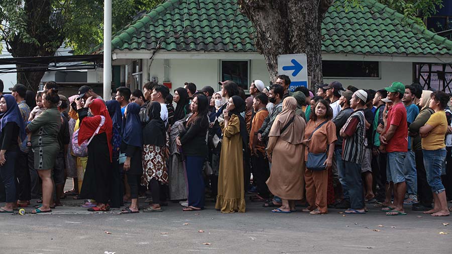 Untuk mendapatkan daging kurban, warga rela mengantre. (Bloomberg Technoz/Andrean Kristianto)