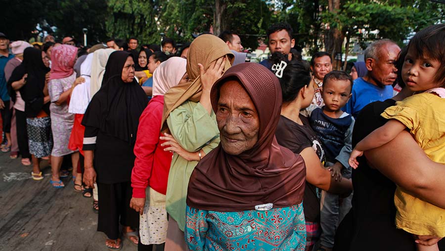 Namun, warga yang tak mempunya kupon juga ikut mengantre untuk mendapatkan daging kurban. (Bloomberg Technoz/Andrean Kristianto)