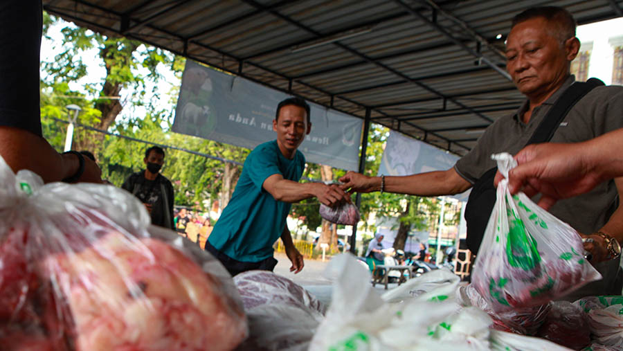 Terdapat 1600 kupon yang telah dibagikan ke warga sekitar Masjid Cut Meutia. (Bloomberg Technoz/Andrean Kristianto)