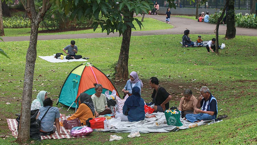 Cuti bersama Iduladha dimanfaatkan oleh sejumlah warga untuk berkumpul bersama sanak saudara. (Bloomberg Technoz/Andrean Kristianto)