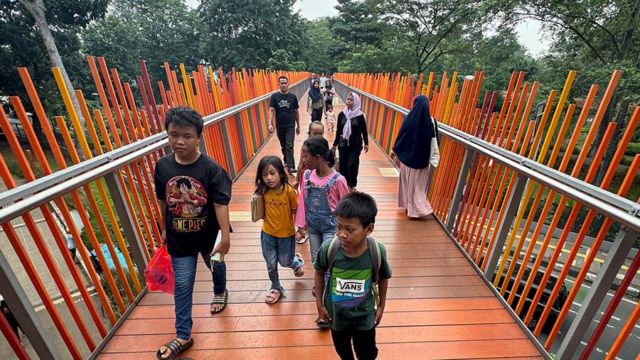 Jembatan ikonik yang dicat oranye juga menjadi ciri khas Tebet Eco Park. (Bloomberg Technoz/Andrean Kristianto)