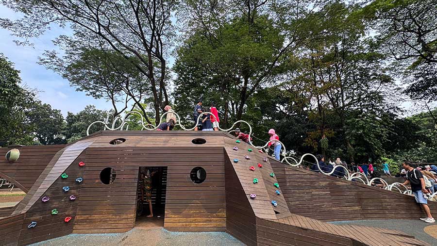 Sejumlah anak bermain di wahana yang tersedia di Tebet Eco Park, Jakarta, Selasa (18/6/2024). (Bloomberg Technoz/Andrean Kristianto)
