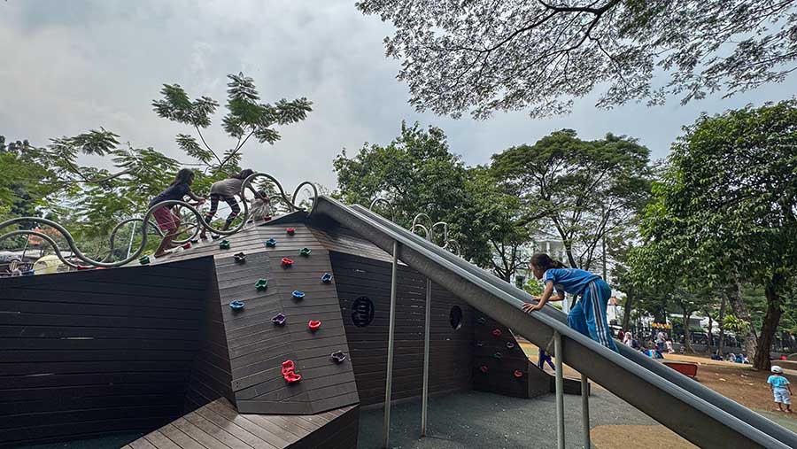 Para orang tua yang datang bersama anak-anak mereka dapat bermain di playground yang cukup besar. (Bloomberg Technoz/Andrean Kristianto)