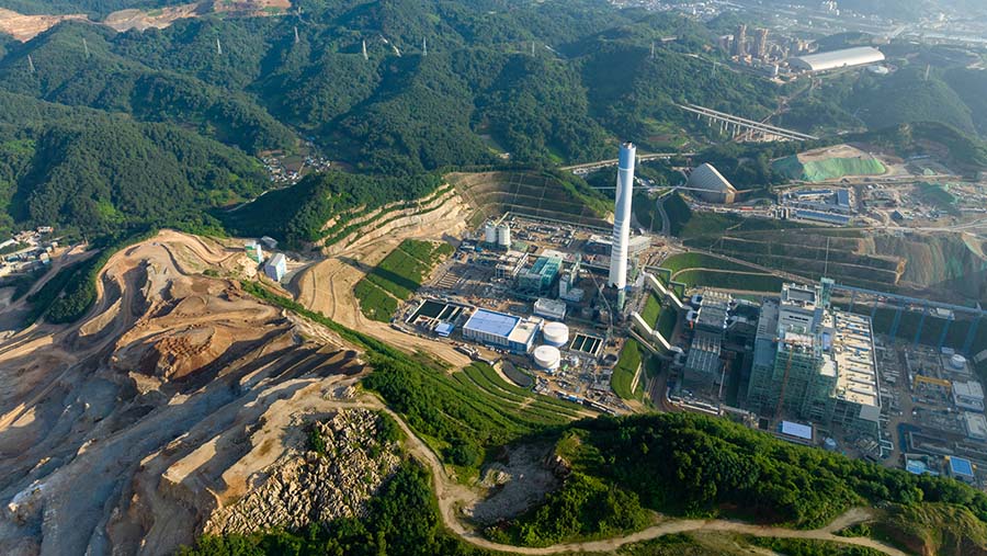 Pembangkit listrik tenaga batu bara Samcheok Blue Power Co sedang dibangun di Samcheok, Korea Selatan, Selasa (11/6/2023). (SeongJoon Cho/Bloomberg)